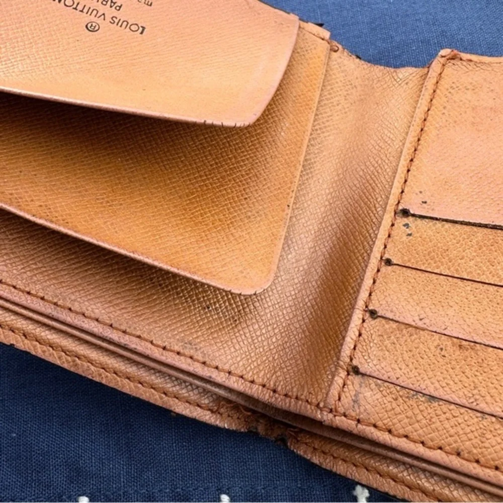 AUTHENTIC Louis Vuitton wallet. Monogram pattern.